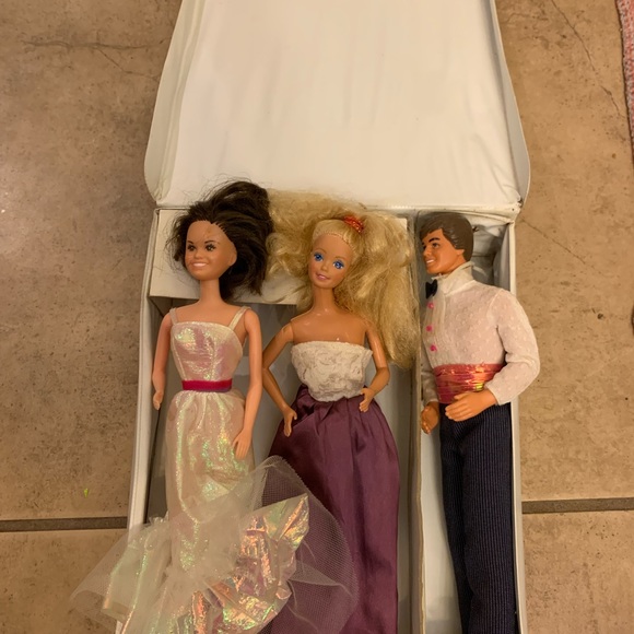 Barbie Vintage Fashion Doll Case With 3 Vintage Dolls: 2 Barbies, 1 Ken Doll - Picture 3 of 3